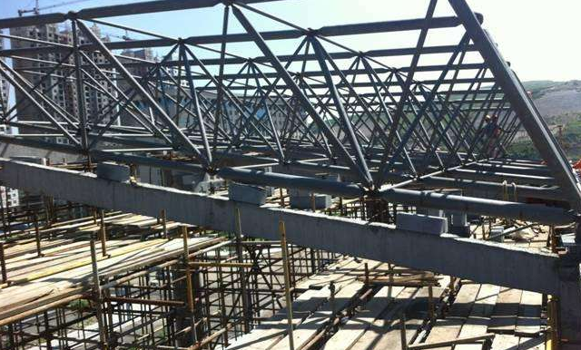 东营简述网架公司的黑色压型钢板的吊装步履